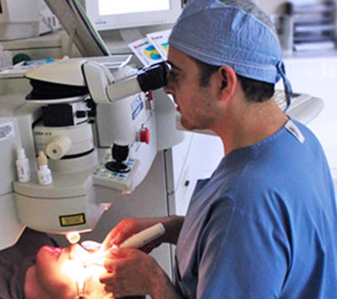 Dr. Mazaheri performing no-cut LASIK surgery at M LASIK Center in Dallas, TX